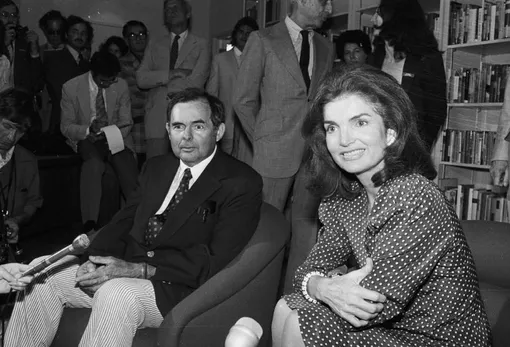 Патрик Хемингуэй и Жаклин Кеннеди беседуют с журналистами на церемонии, посвященной открытию комнаты Эрнеста Хемингуэя в Мемориальной библиотеке Джона Ф. Кеннеди в Бостоне, 18 июля 1980 г. Патрик Хемингуэй и Жаклин Кеннеди беседуют с журналистами на церемонии, посвященной открытию комнаты Эрнеста Хемингуэя в Мемориальной библиотеке Джона Ф. Кеннеди в Бостоне, 18 июля 1980 г.