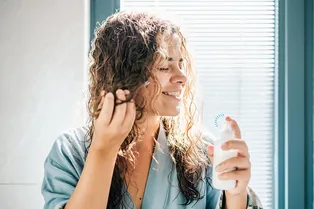 Как дольше сохранять волосы чистыми: 3 секрета свежести, которые должна знать каждая Как дольше сохранять волосы чистыми: 3 секрета свежести, которые должна знать каждая