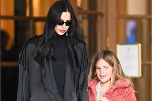 Ирину Шейк в черном тренче с дочерью в розовой шубе заметили на улице в Париже Ирину Шейк в черном тренче с дочерью в розовой шубе заметили на улице в Париже