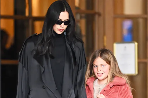 Ирину Шейк в черном тренче с дочерью в розовой шубе заметили на улице в Париже Ирину Шейк в черном тренче с дочерью в розовой шубе заметили на улице в Париже
