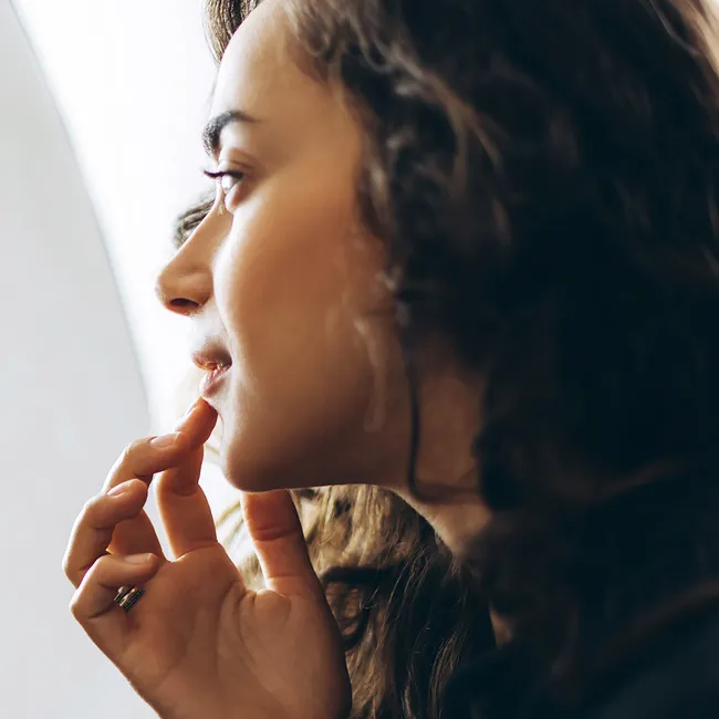 Что делать, чтобы не появились кисетные морщины: простой самомассаж для пухлых губ без асимметрии