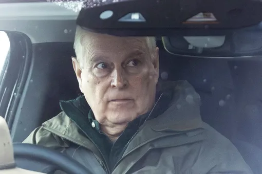 Измученный и пристыженный: бывшего принца Эндрю выпустили на свободу после 11 часов допроса Измученный и пристыженный: бывшего принца Эндрю выпустили на свободу после 11 часов допроса