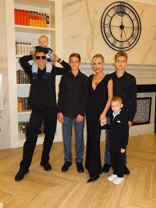 Мария Погребняк с детьми