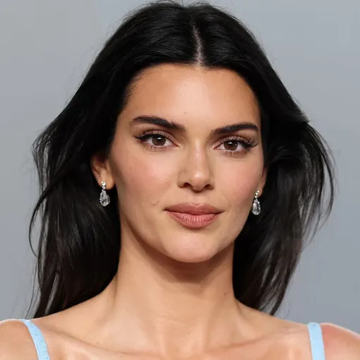 Кендалл Дженнер пробовала экспериментировать с тонкими бровями, но эта форма для нее идеальна