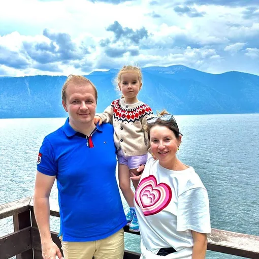 Ирина Слуцкая с мужем и младшей дочерью на отдыхе