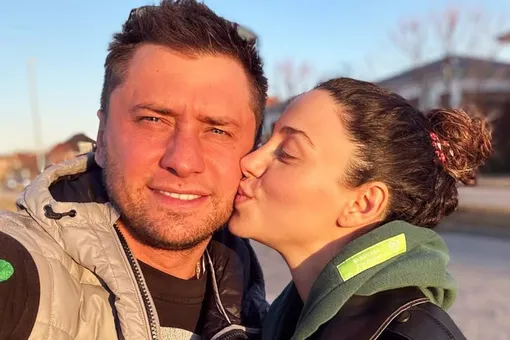 Павел Прилучный с женой и сыновьями попали в «снежный плен» в Сочи Павел Прилучный с женой и сыновьями попали в «снежный плен» в Сочи