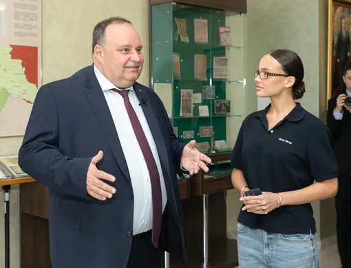 Ректор Финансового университета Станислав Прокофьев и Валя Карнавал