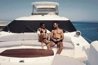 38-летняя Кортни Кардашьян делится романтичными фото с 23-летним бойфрендом