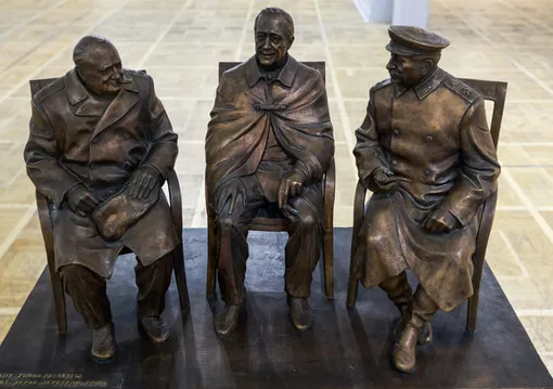 Экспонат «Большая тройка. Рузвельт. Сталин. Черчилль» (2004) скульптора Зураба Церетели Экспонат «Большая тройка. Рузвельт. Сталин. Черчилль» (2004) скульптора Зураба Церетели