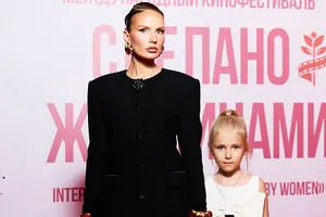 Маруся Фомина в блейзере без юбки вместе с дочерью появилась на закрытии кинофестиваля
