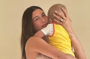 «Я волшебным образом забеременела»: Хейли Бибер впервые рассказала о своем интимном диагнозе