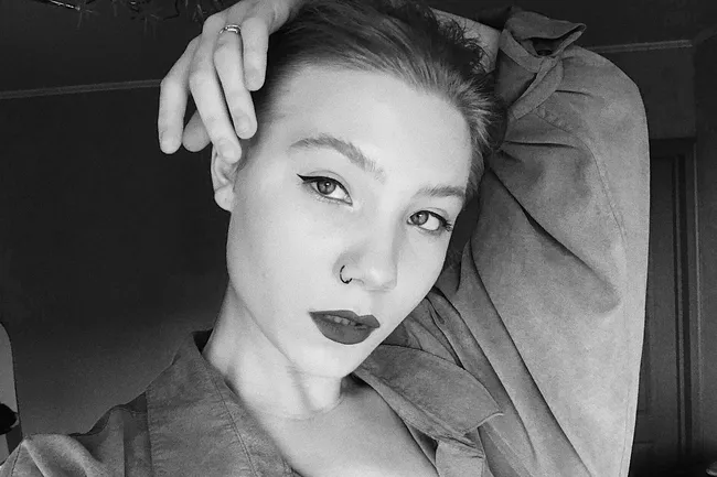 «Погибла на месте»: 23-летнюю россиянку Александру Терлецкую на электробайке сбил поезд на Шри-Ланке. Видео