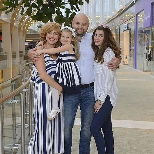Елена Бирюкова с мужем и дочерьми