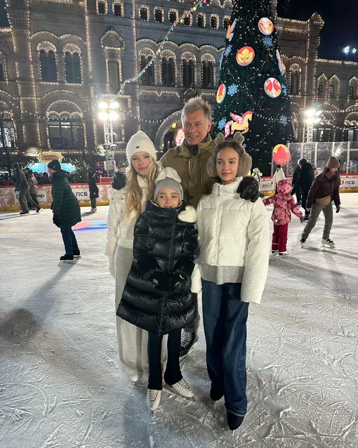 Татьяна Навка с семьей на ГУМ-катке