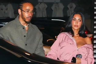 Ким Кардашьян страстно обнимала и целовала Льюиса Хэмилтона на пляже в Малибу: фото папарацци