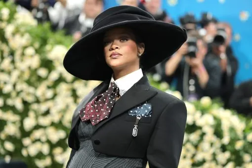 Беременная третьим ребенком Рианна появилась на Меt Gala в укороченном пиджаке Беременная третьим ребенком Рианна появилась на Меt Gala в укороченном пиджаке