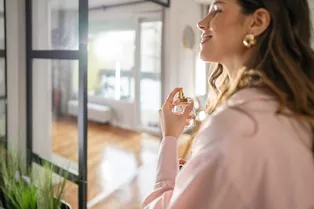 Консультанты не простят: гениальный бьюти-хак, с которым ты точно выберешь идеальный парфюм