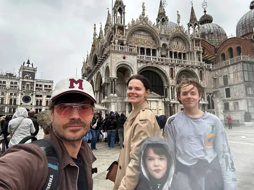 Максим Матвеев и Елизавета Боярская с сыновьями