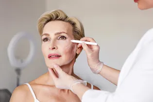 Омоложение — не всегда подтяжка лица: 3 малоинвазивные операции с тем же эффектом