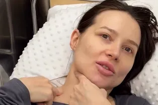 «Больно!»: жених Лерчек снял на видео ее страдания при проведении химиотерапии в больнице