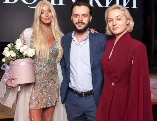 Анастасия Волочкова с дочерью Ариадной и зятем Никитой