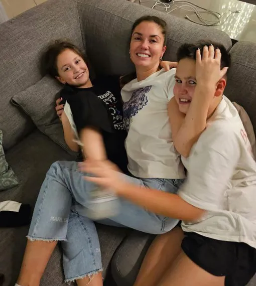 Агата Муцениеце с Мией и Тимофеем Агата Муцениеце с Мией и Тимофеем