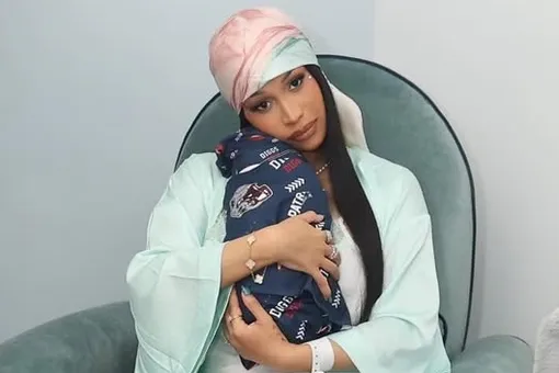 Карди Би впервые показала снимки новорожденного сына от футболиста Карди Би впервые показала снимки новорожденного сына от футболиста