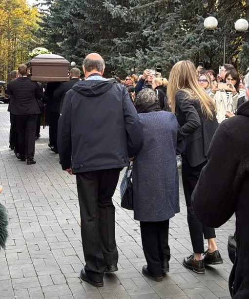 За гробом Сергея Соседова шли его брат, мама и невестка За гробом Сергея Соседова шли его брат, мама и невестка