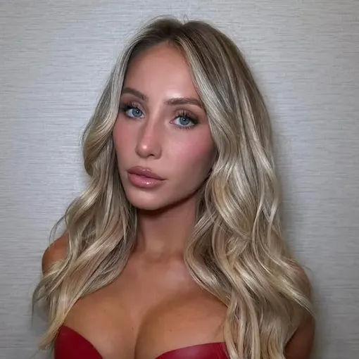 Волосы красиво обрамляют наше лицо. Это база!