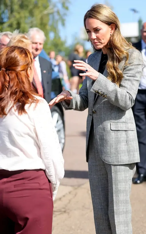 Кейт Миддлтон побеседовала с сотрудниками фабрики Кейт Миддлтон побеседовала с сотрудниками фабрики