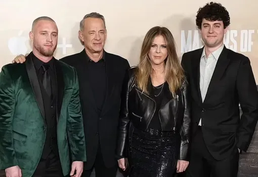 Том Хэнкс и Рита Уилсон с сыновьями Том Хэнкс и Рита Уилсон с сыновьями