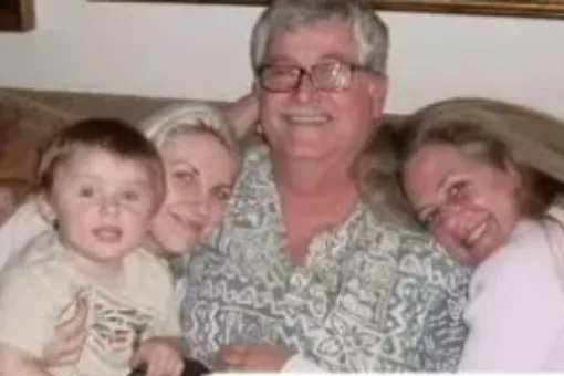 Мастер по маникюру Меган Фокс попросила помочь ее тяжелобольному отцу с лечением