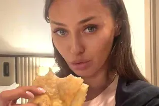 «Где мясо, ребята?!»: Виктория Боня обругала хозяев чебуречной в Ташкенте «Где мясо, ребята?!»: Виктория Боня обругала хозяев чебуречной в Ташкенте