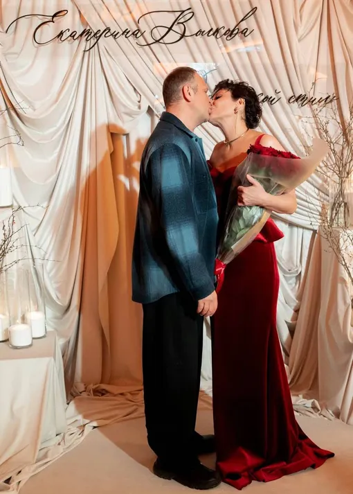 Петр Баранчеев поцеловал в губы Екатерину Волкову