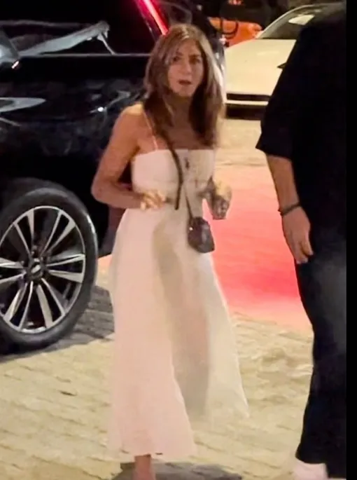 Дженнифер Энистон выбрала нежное белое платье