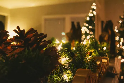 how to decorate a Christmas tree in the year of the snake