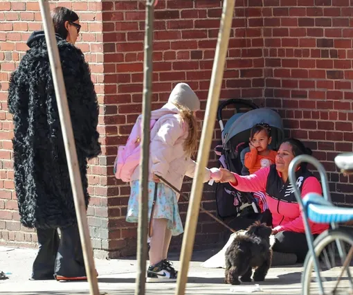 Лея подала милостыню бездомной в Нью-Йорке