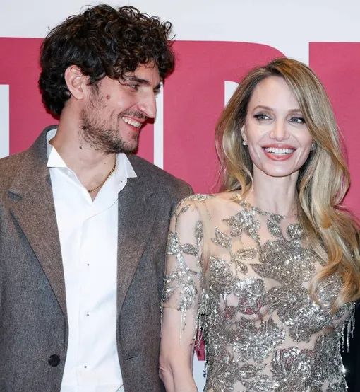 Луи Гаррель и Анджелина Джоли на премьере фильма «Кутюр» в Париже