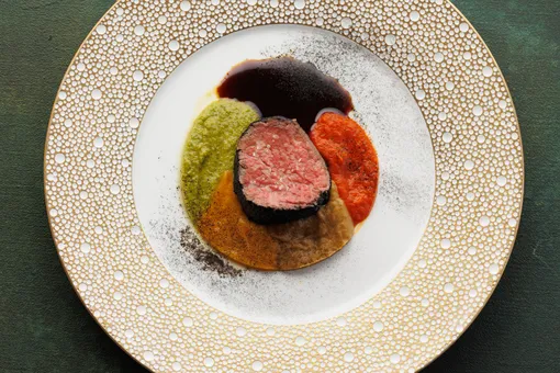 Филе миньон с овощами гриль и соусом сальморигано Филе миньон с овощами гриль и соусом сальморигано