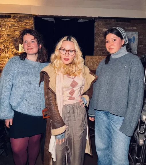 Мадонна посетила выставку российских художниц Ольги Австрейх и Лизы Залиевой