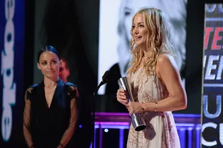 Звездам шоу-бизнеса вручили премии People Magazine Awards Звездам шоу-бизнеса вручили премии People Magazine Awards