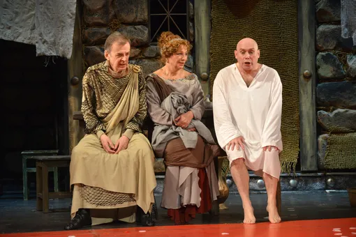 Георгий Тараторкин, Ольга Остроумова и Виктор Сухоруков в спектакле «Римская комедия (Дион)» Георгий Тараторкин, Ольга Остроумова и Виктор Сухоруков в спектакле «Римская комедия (Дион)»