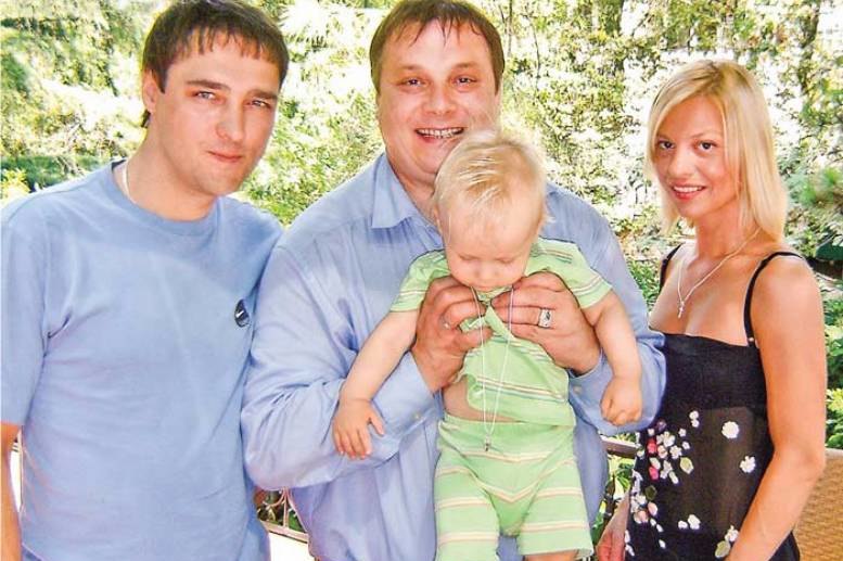 Үстел астындағы балапан порно сорады