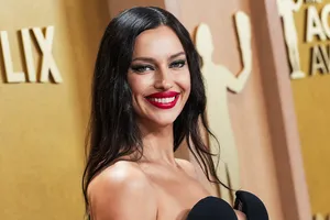 7 откровенных фото — Ирина Шейк в роскошном платье без бюстгальтера появилась на премии в США