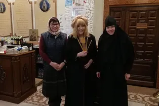 Алла Пугачева после приступа удушья на Первом канале пришла в церковь Алла Пугачева после приступа удушья на Первом канале пришла в церковь