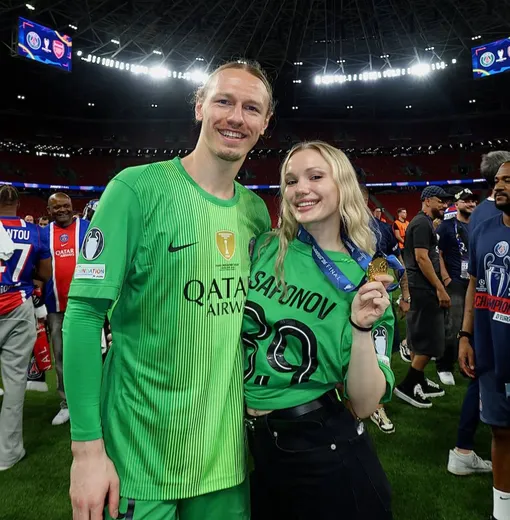 Супруги Матвей Сафонов и Мария Кондратюк после окончания финала Лиги чемпионов Супруги Матвей Сафонов и Мария Кондратюк после окончания финала Лиги чемпионов