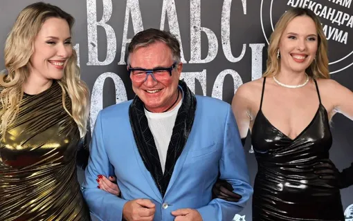 Катя и Волга Король поддерживали Дмитрия Диброва за руки Катя и Волга Король поддерживали Дмитрия Диброва за руки