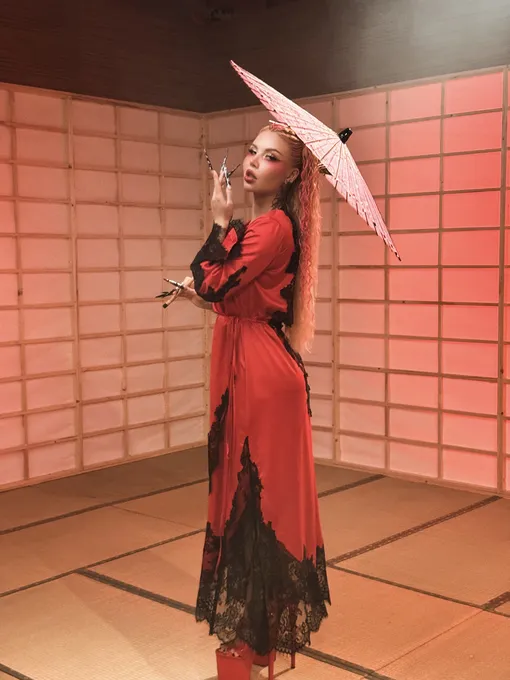 U4IKATANA в клипе на песню «Сatwoman»