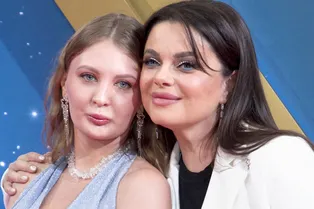 «Ажиотаж. Мелисса самая красивая»: Наташа Королёва показала невестку в дизайнерском платье на Неделе моды в Москве