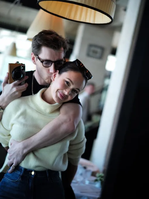 Алексей Воробьев нежно поцеловал избранницу